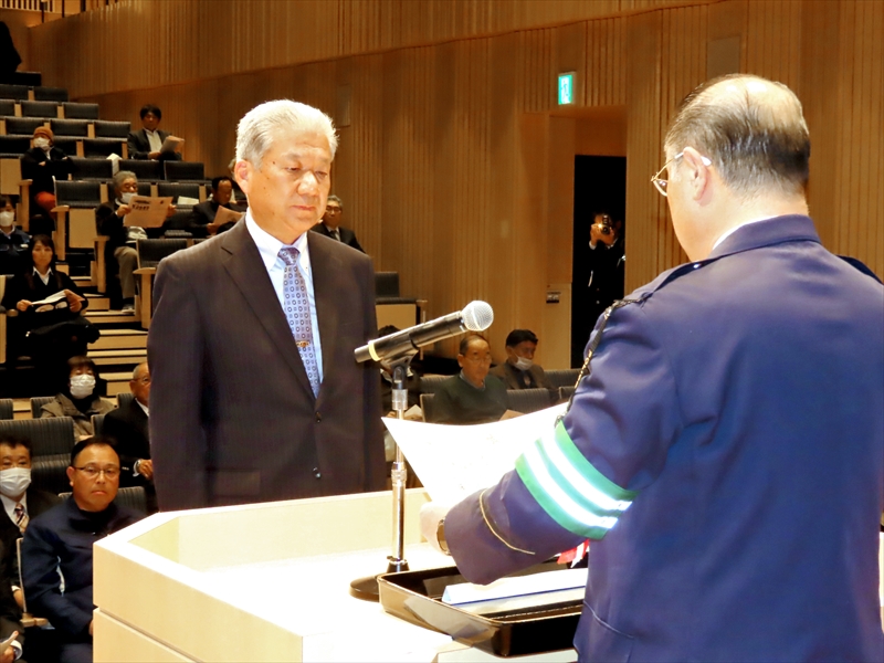 菊田署長（右）から表彰伝達される受賞者