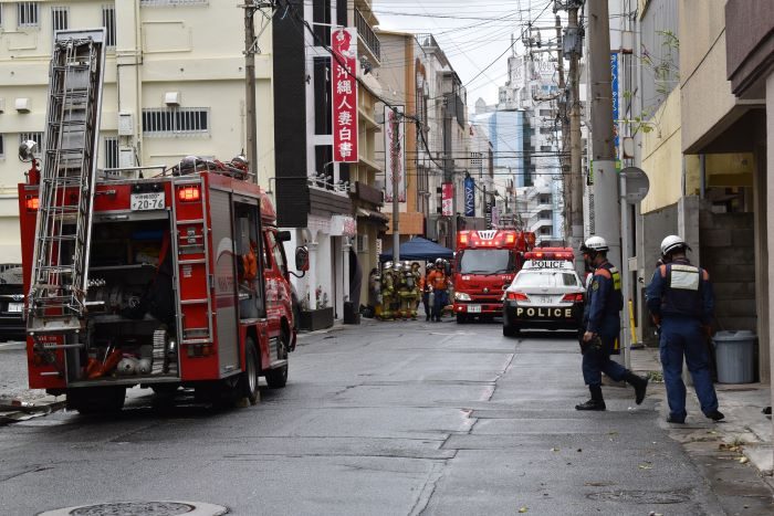 消防車両などが集まった火災現場付近＝10日、那覇市辻