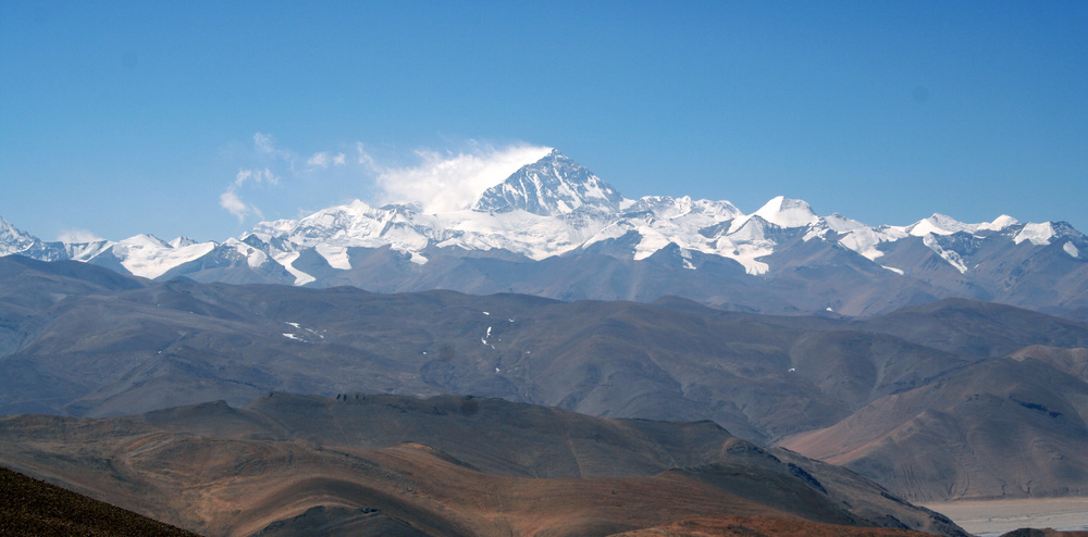 中国チベット自治区シガツェ地区ラツェから撮影したヒマラヤ山脈＝2008年