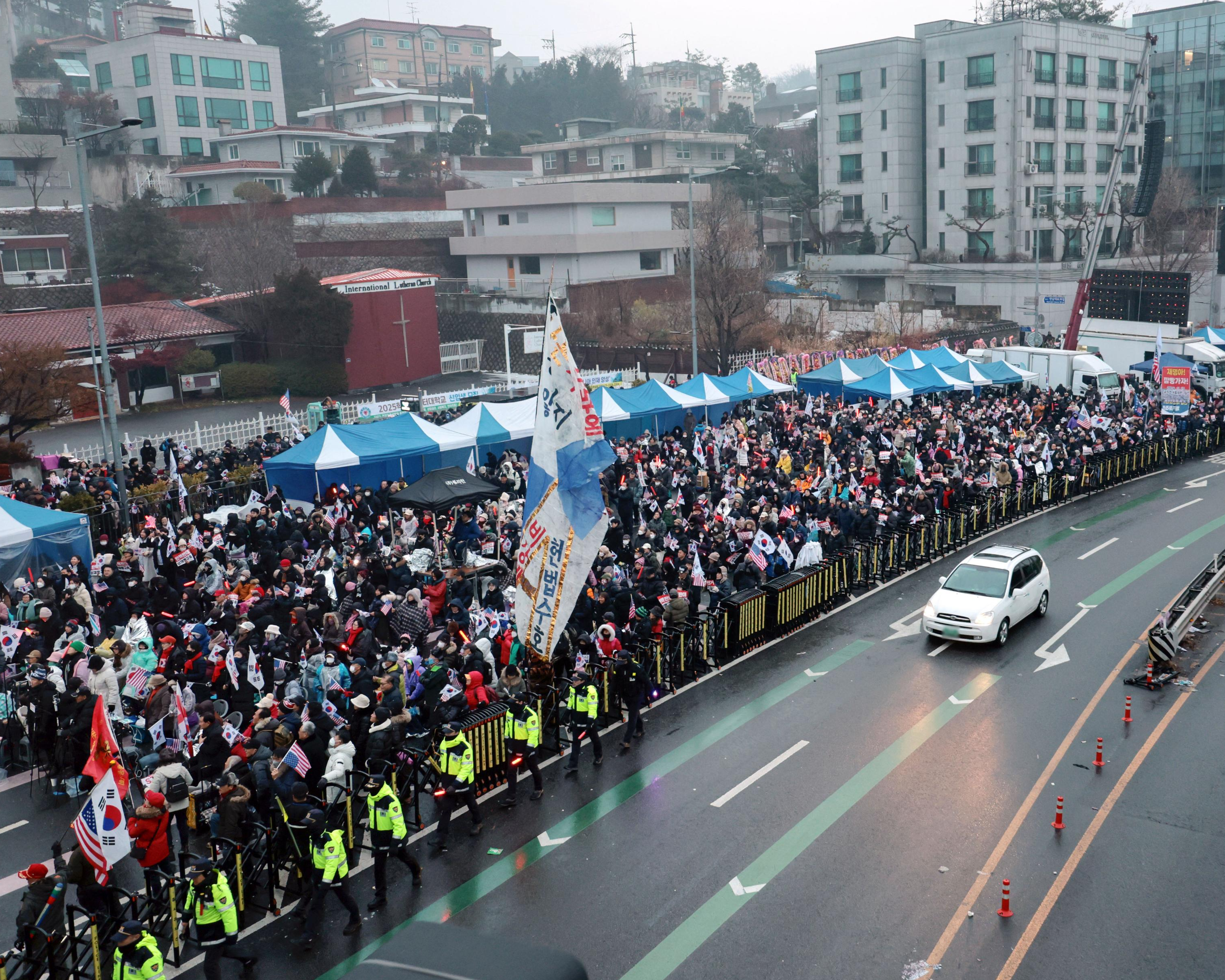 6日、ソウルの韓国大統領公邸付近に集まった尹錫悦大統領の支持者ら（聯合＝共同）