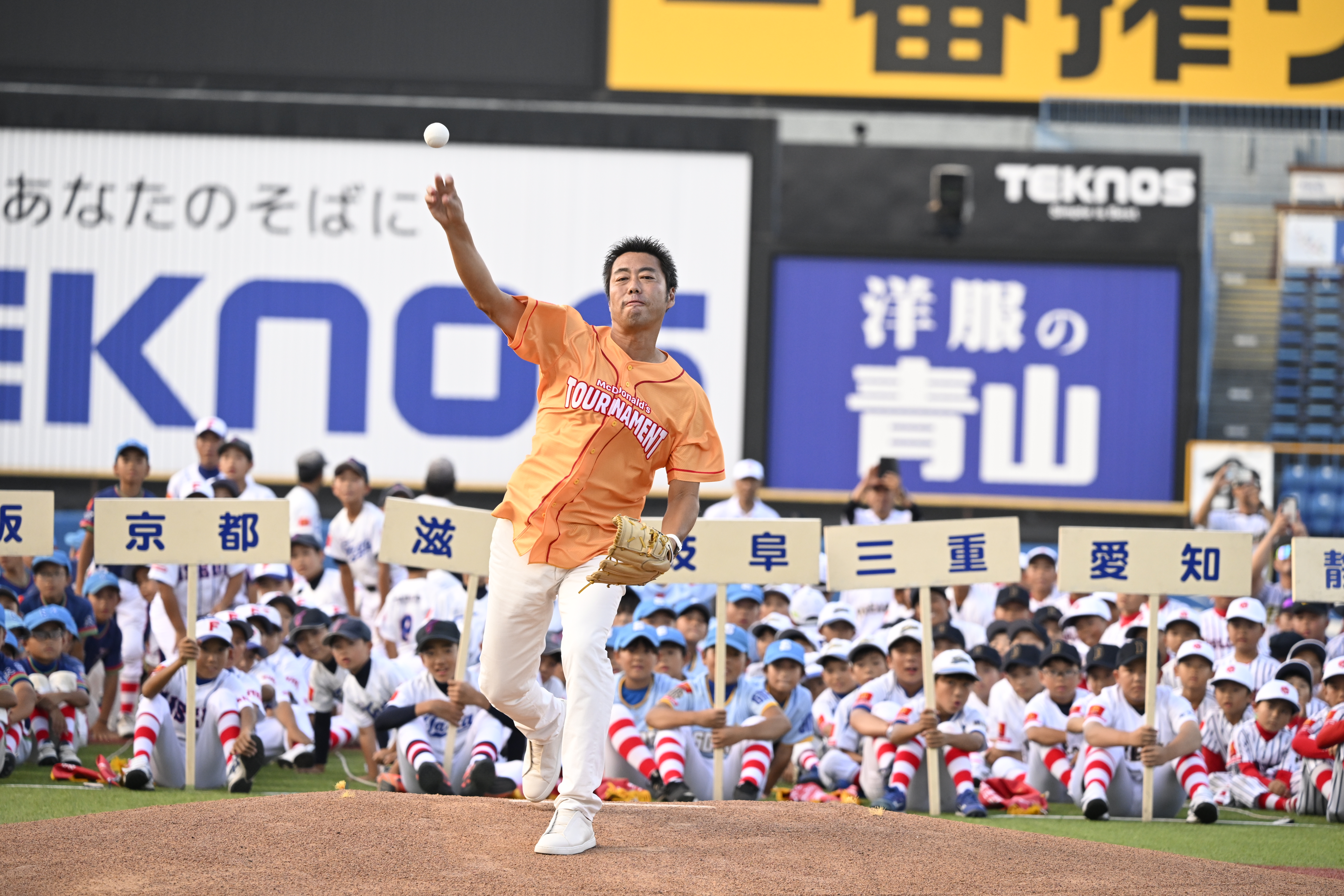 始球式で投げる上原浩治さん（5日、神宮球場）