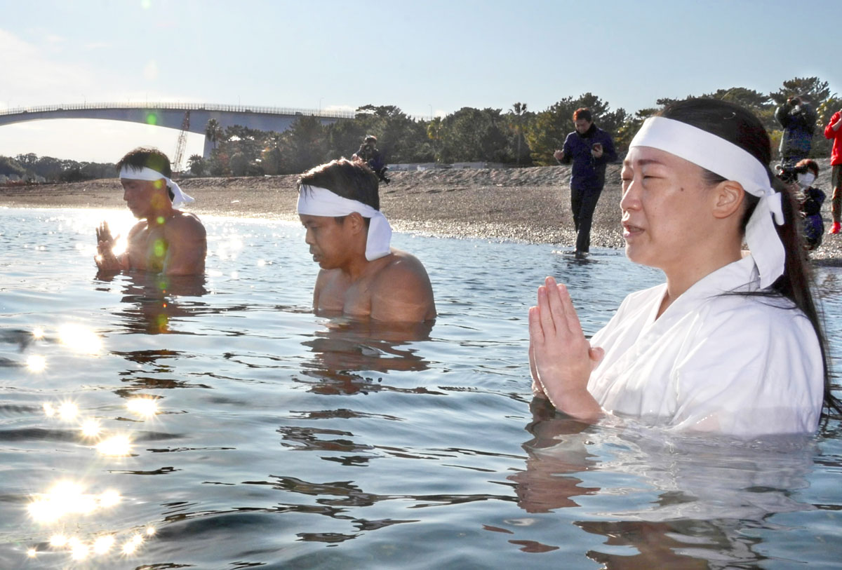 海につかりおはらいの言葉を唱える神職たち（高知市種崎の種崎海水浴場）