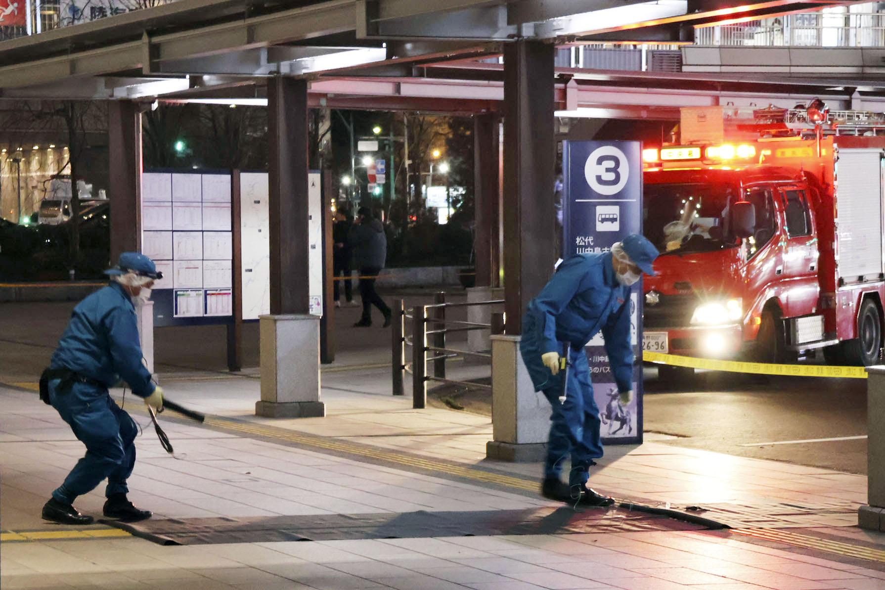 複数人が刺される事件があった長野市のJR長野駅前＝22日午後8時57分