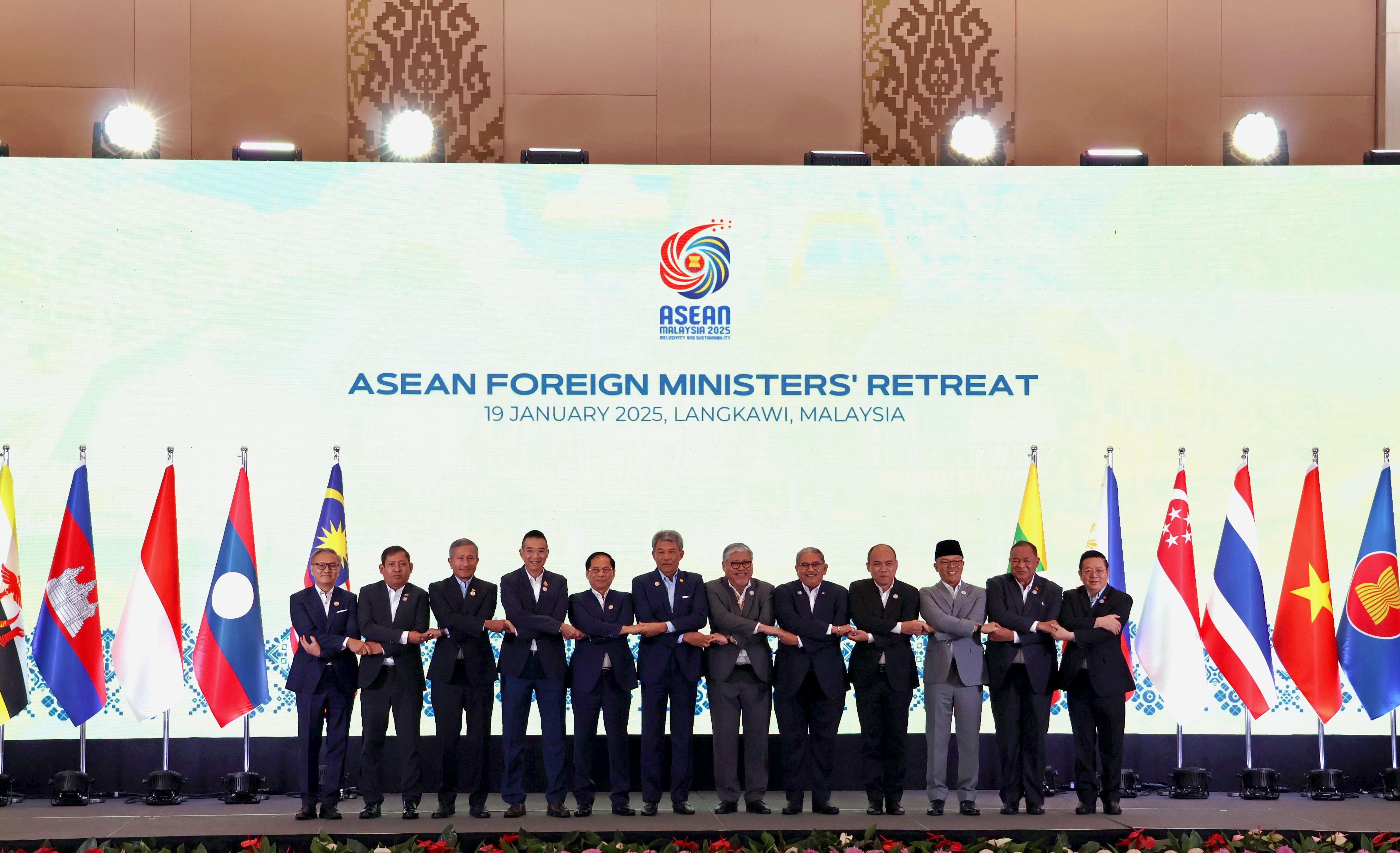 ASEANの非公式外相会議に出席した加盟国の外相ら＝19日、マレーシア北部ランカウイ島（共同）