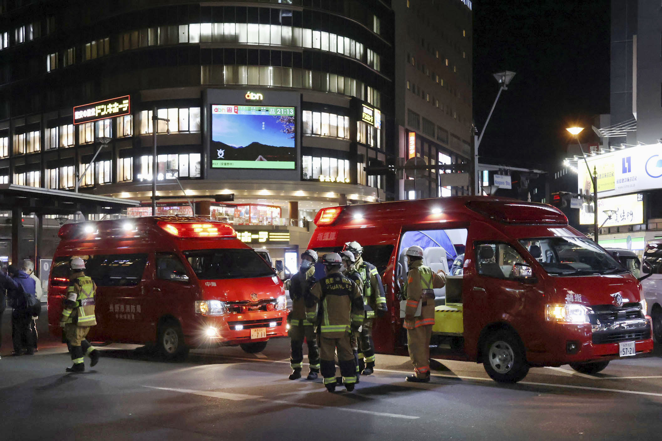 複数人が刺される事件があった長野市のJR長野駅前に集まった消防車＝22日午後9時13分