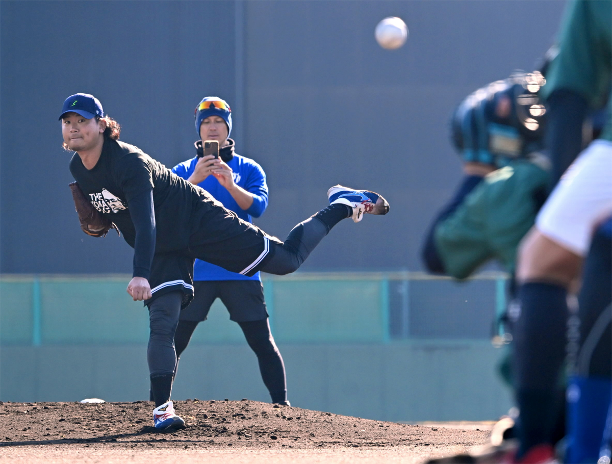 高知のマウンドで投球を披露したカブスの今永昇太投手（高知市の日本トーター野球場＝新田祐也撮影）