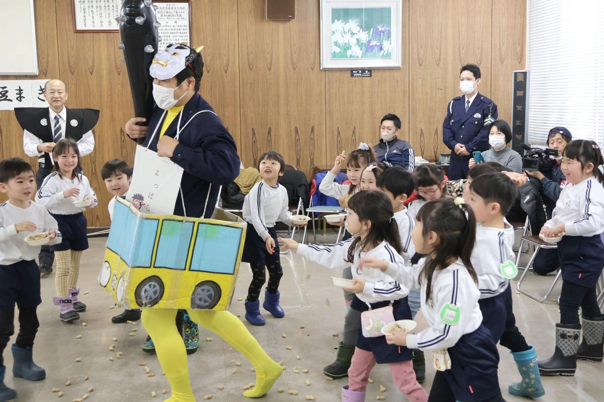 交通ルールを守らない鬼に豆をまいた聖籠はじめこども園の園児たち＝３日、新発田市中央町４