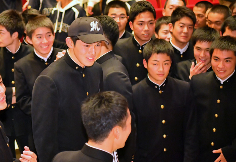 ２０１９年のプロ野球ドラフト会議でロッテから１位指名を受けた佐々木朗希を祝福する大和田健人記者（右手前２人目）ら大船渡高のメンバー＝大船渡市