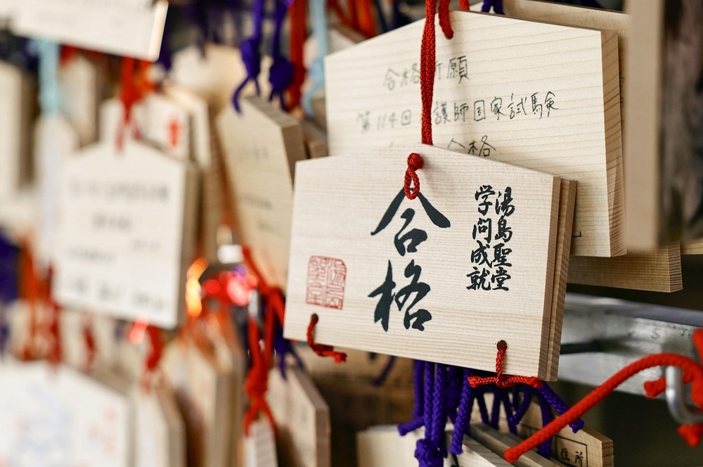 本格的な受験シーズンを迎え、学問の神様を祭る湯島天神に合格祈願のため大勢の受験生や保護者らが参拝に訪れている。奉納された4万枚を超す絵馬の文字から真剣な思いが伝わる＝14日、東京都文京区