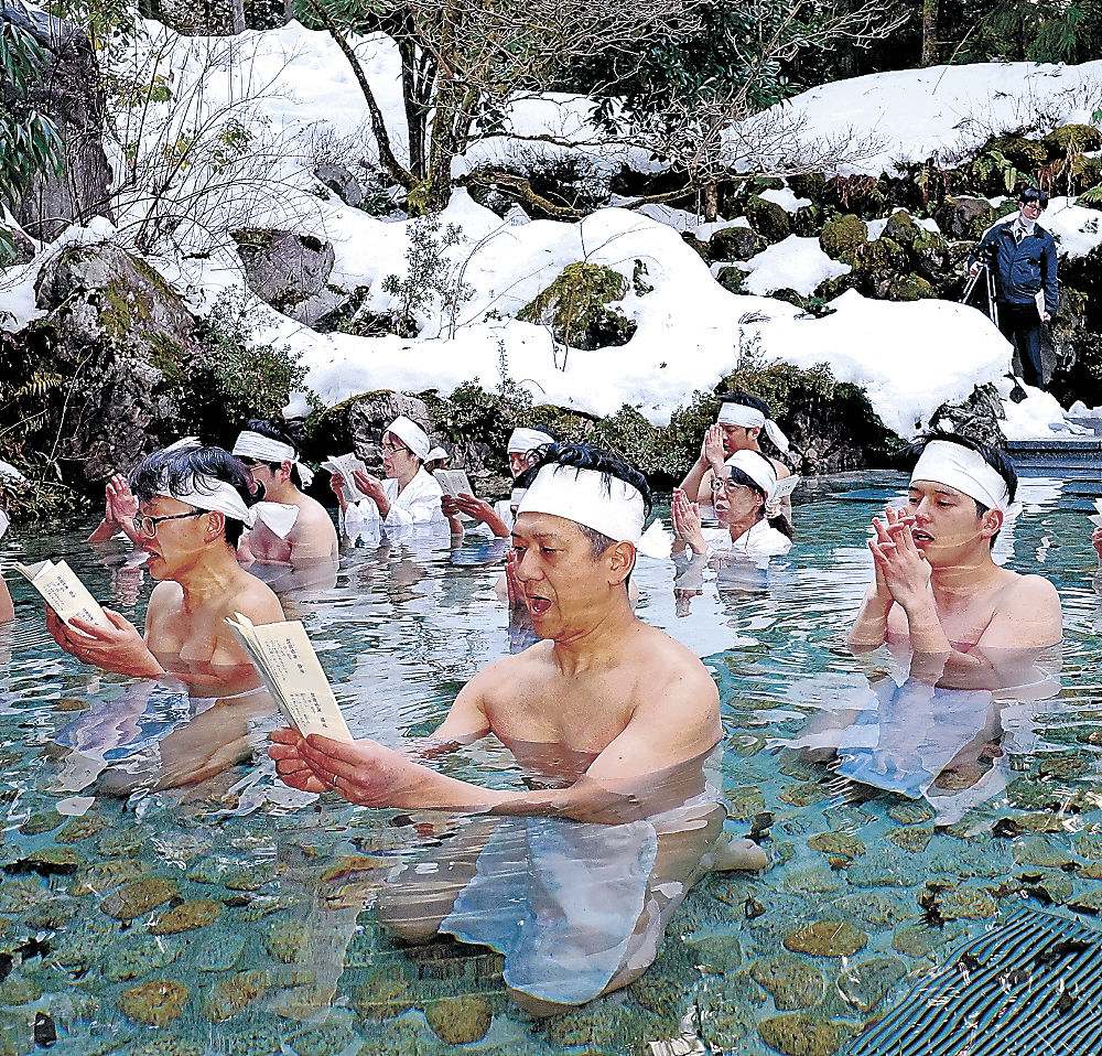 冷水に漬かって能登の復興を願う参加者＝２０日午前７時１５分、白山市の白山比咩神社