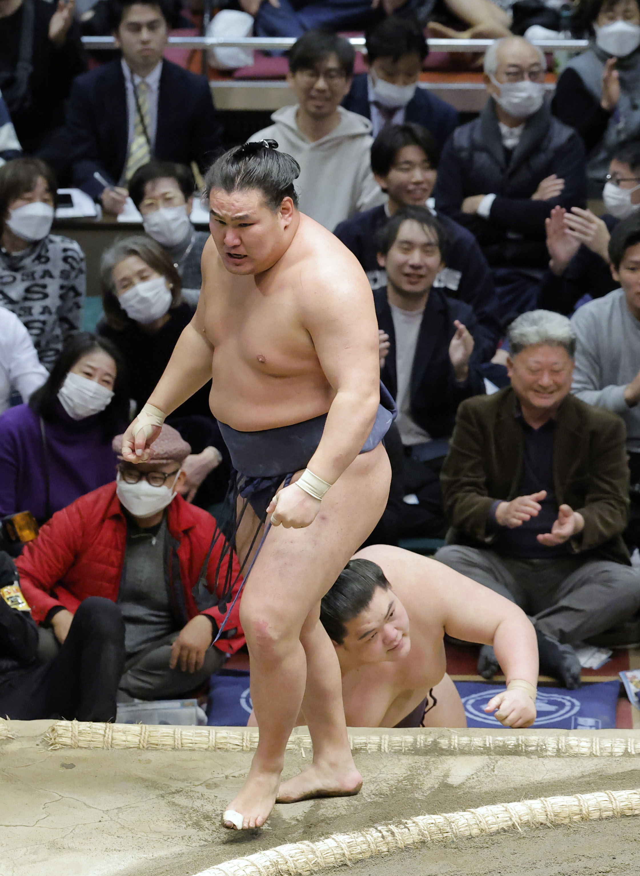 大相撲初場所千秋楽、優勝決定ともえ戦で王鵬（奥）を寄り倒しで下し、優勝した豊昇龍＝26日、東京・両国国技館