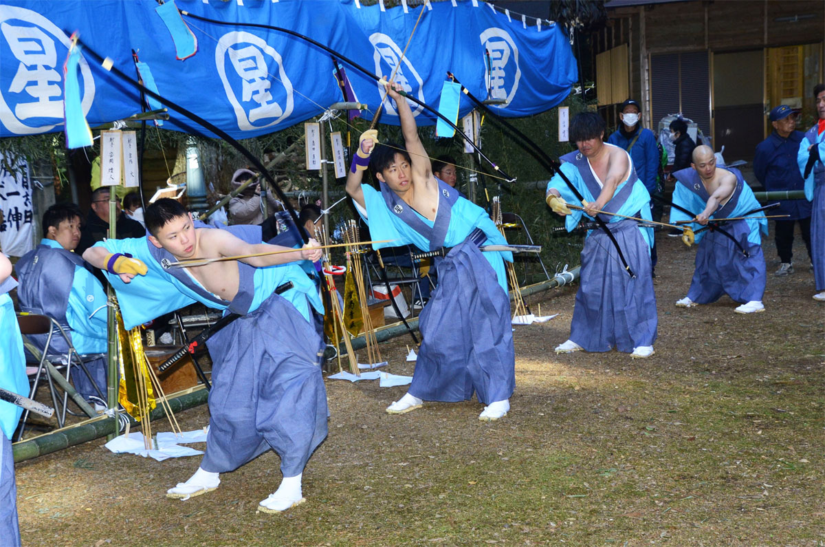 神聖な空気に包まれる中、次々と矢を放つ射手たち（北川村の星神社）