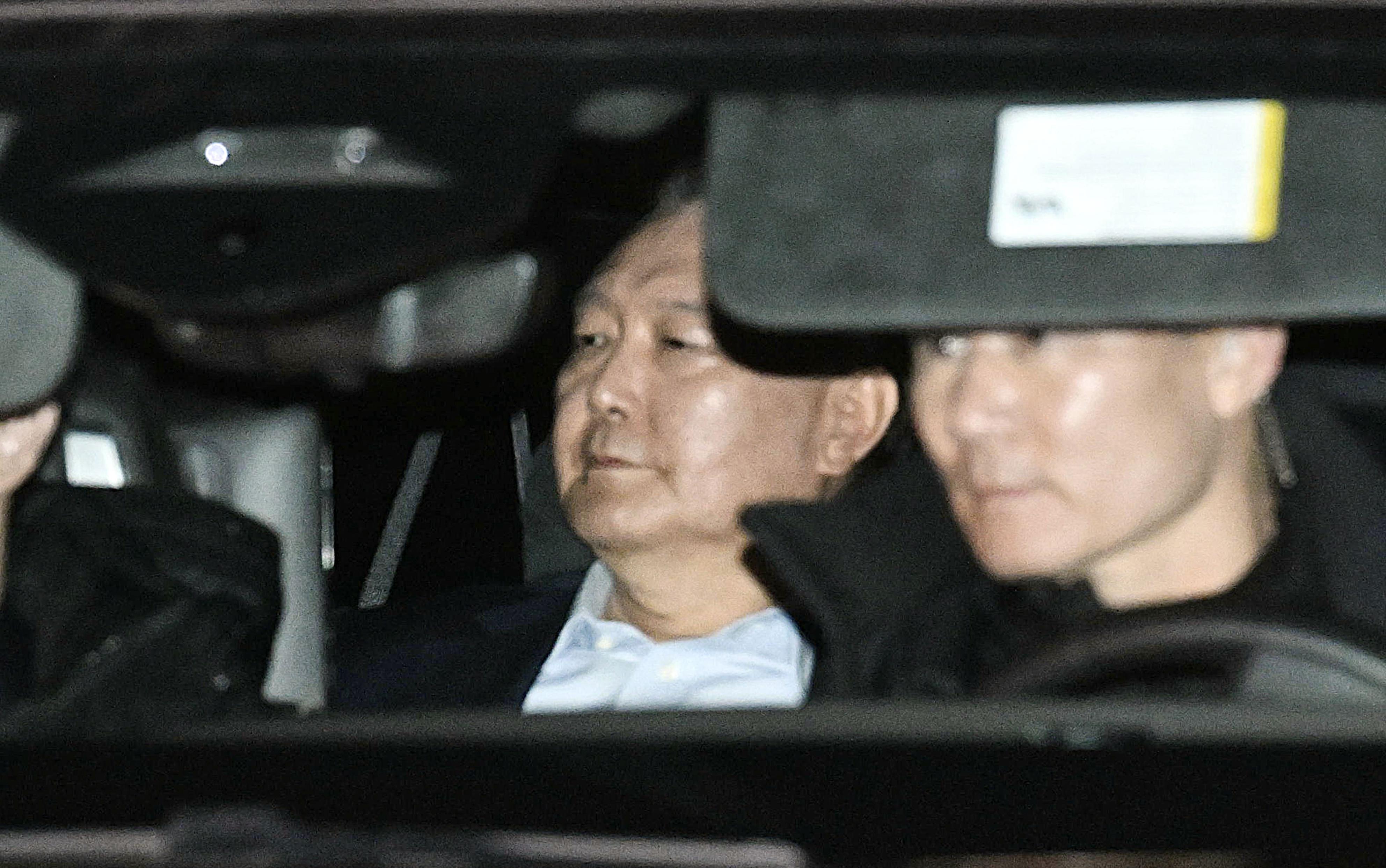 ソウル郊外の高官犯罪捜査庁での取り調べを終え、移動する尹錫悦大統領（奥）＝15日（聯合＝共同）