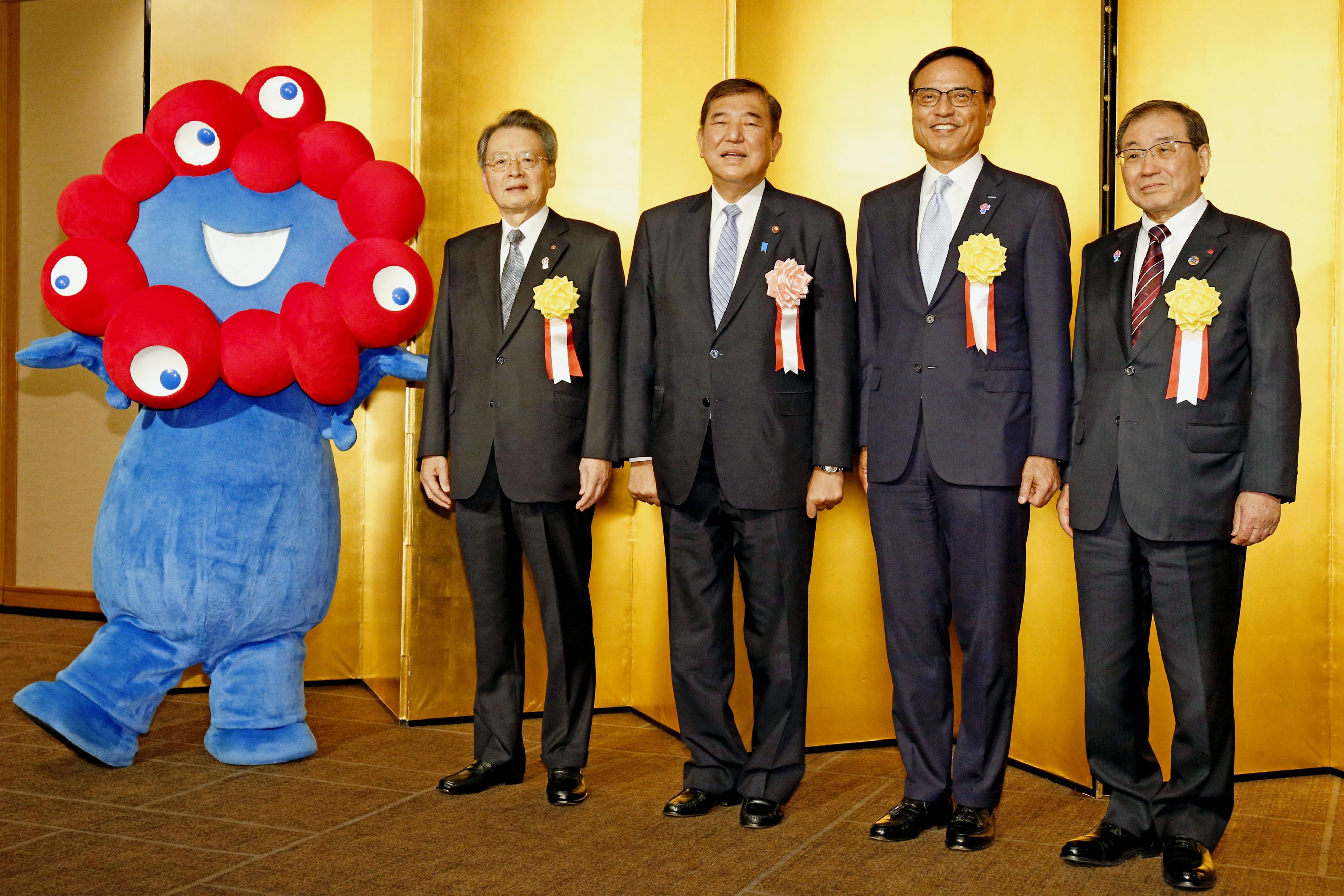 経済3団体の新年祝賀会の前に写真に納まる（右から）経団連の十倉雅和会長、経済同友会の新浪剛史代表幹事、石破首相、日本商工会議所の小林健会頭＝7日午後、東京都千代田区