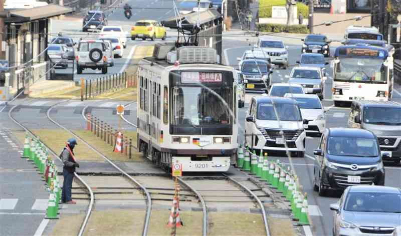 17日始発から全区間で運行再開する熊本市電＝熊本市中央区