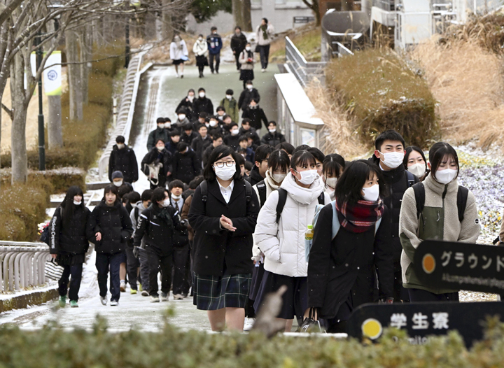 試験会場に向かう受験生ら＝１８日午前８時ごろ、福島大