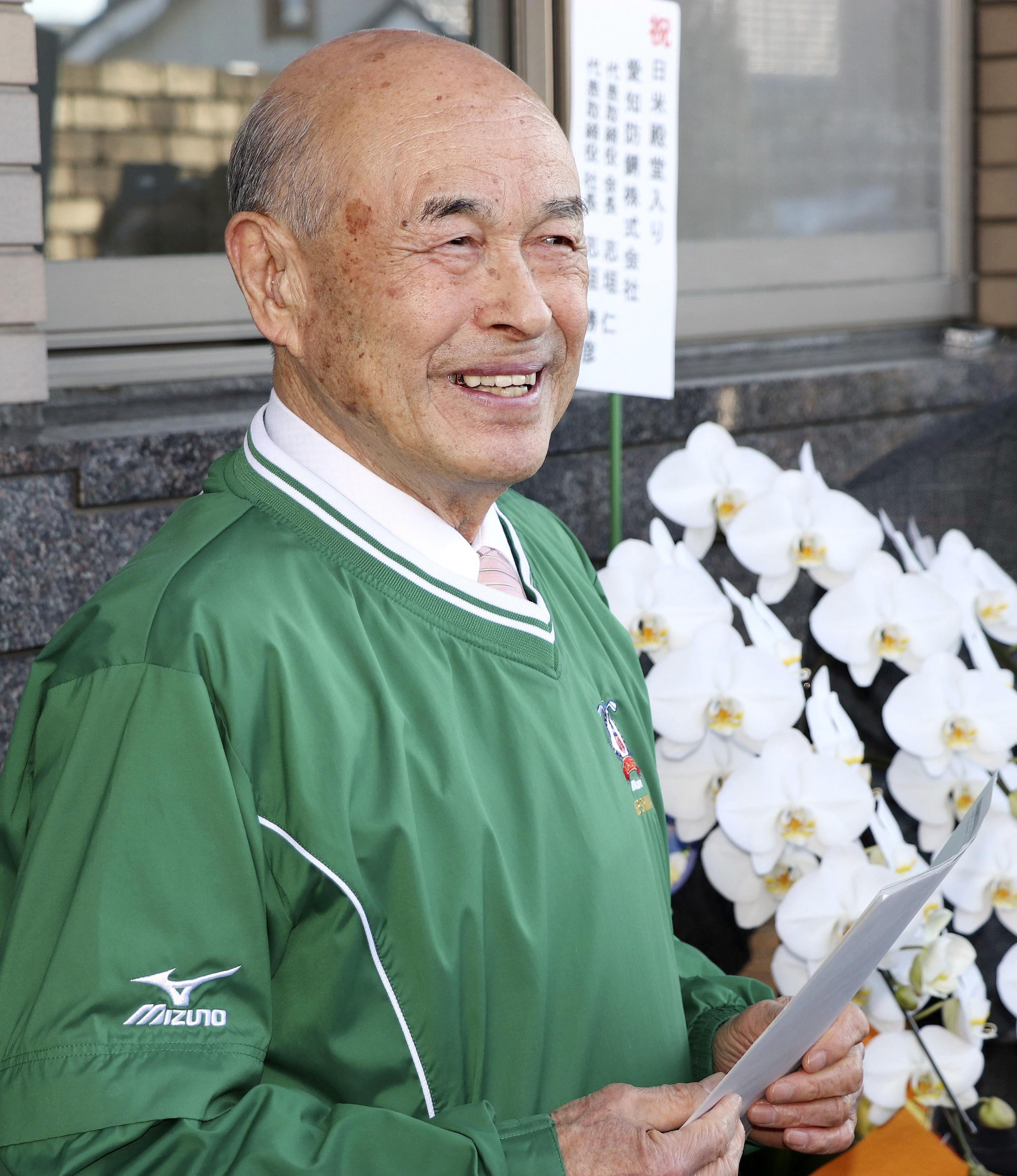 イチローさんの米国野球殿堂入り決定を受け、取材に応じる父鈴木宣之さん＝22日午前、愛知県豊山町