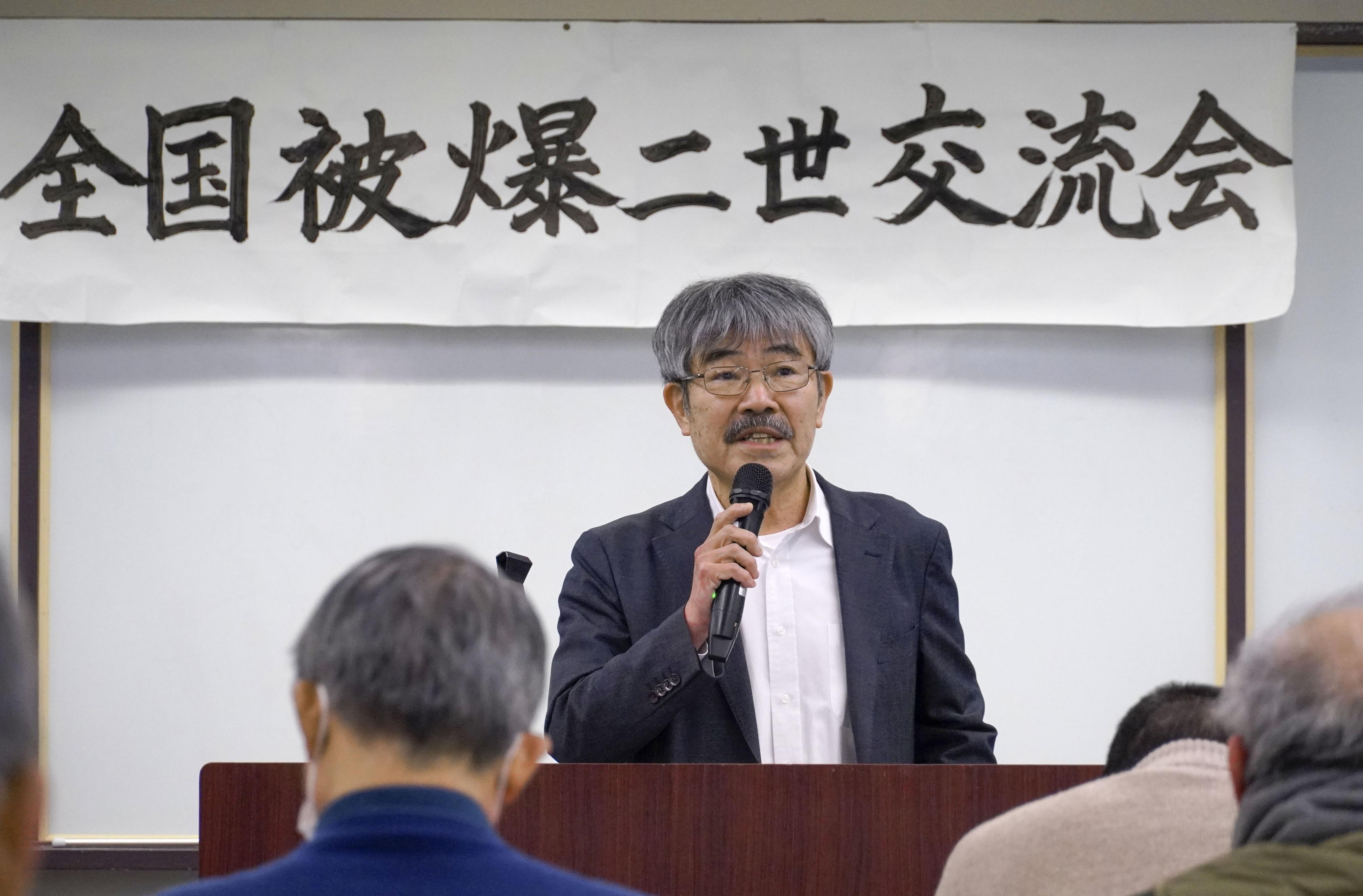 「全国被爆二世団体連絡協議会」の交流会であいさつする崎山昇会長＝8日午後、広島市