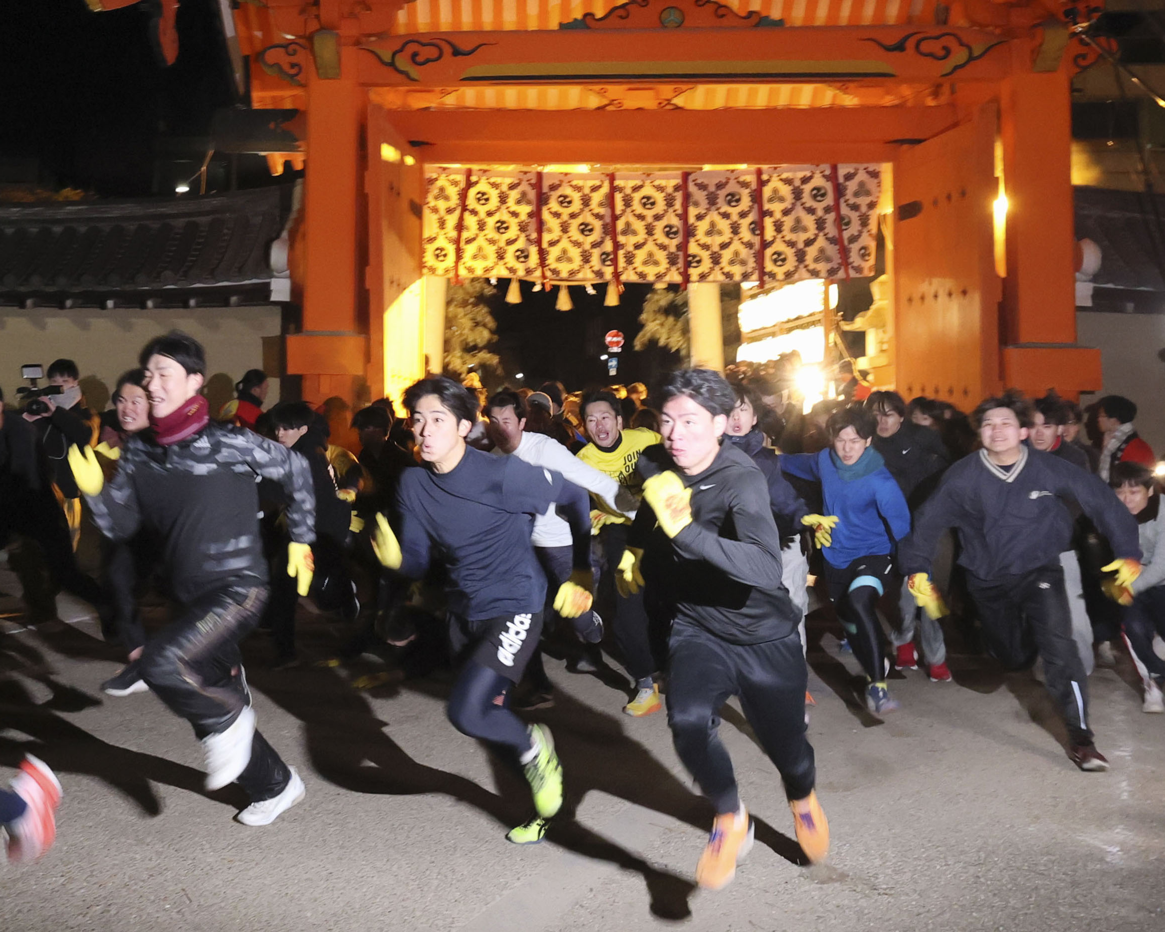 西宮神社の「福男選び」で、本殿を目指して一斉に駆け出す参拝者＝10日午前6時、兵庫県西宮市