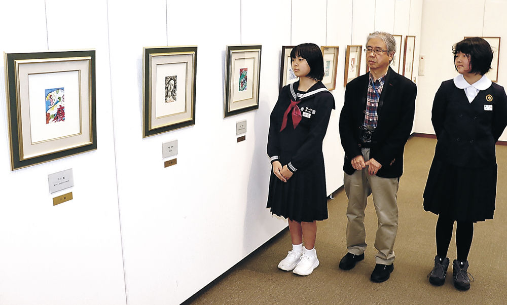 大賞を受賞した（右から）片山さん、戸谷さん、戸川さん＝南砺市福光美術館