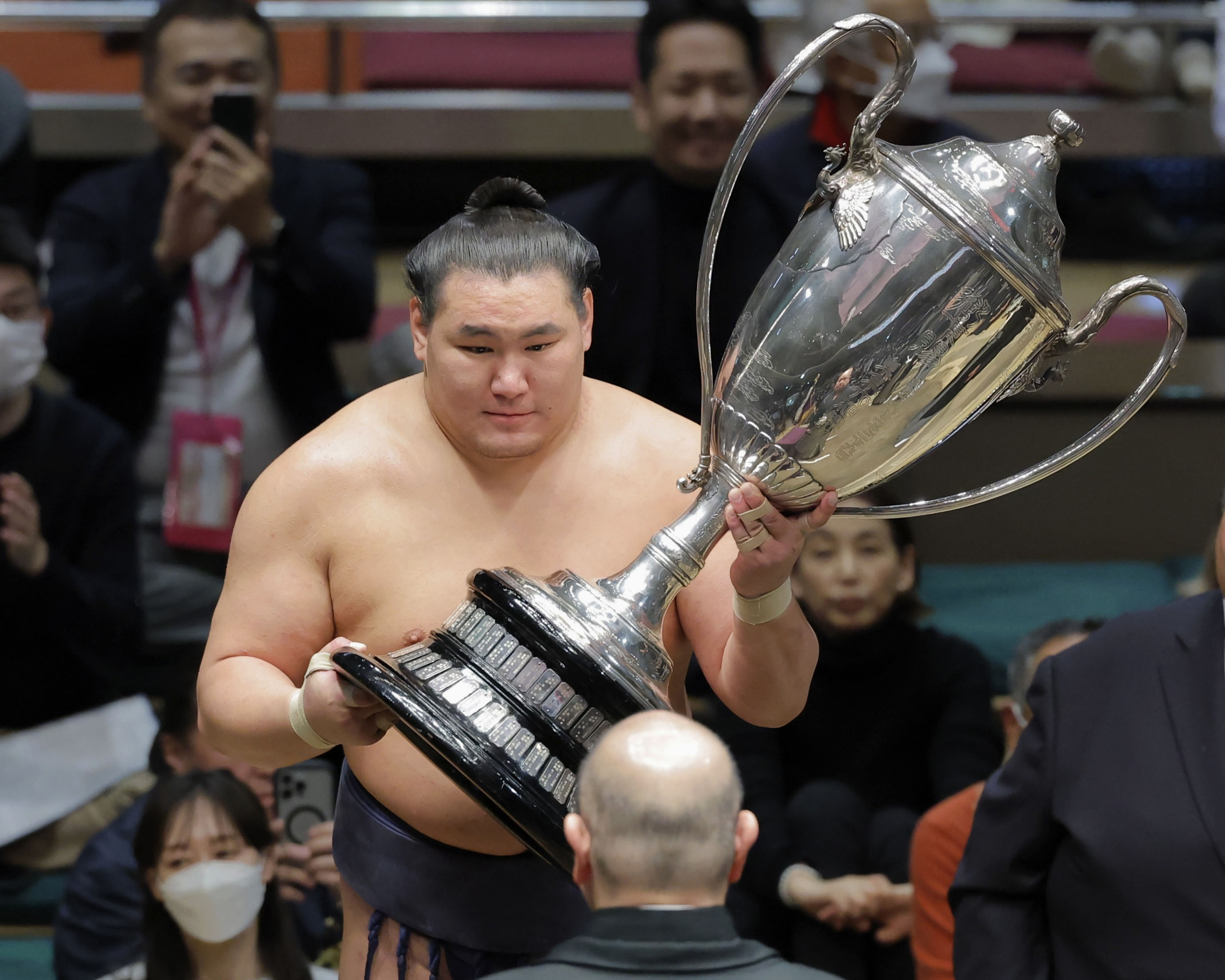 大相撲初場所で優勝を果たし、日本相撲協会の八角理事長（手前）から賜杯を受け取る豊昇龍＝26日、東京・両国国技館