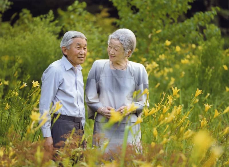 ユウスゲの花が咲く御所の庭を散策される上皇さまと、上皇后美智子さま＝２０１３年７月、皇居・御所（宮内庁提供）