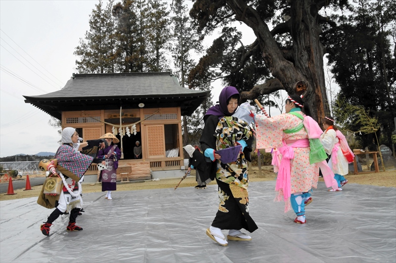 前沢の女宝財踊保存会が披露した女宝財踊