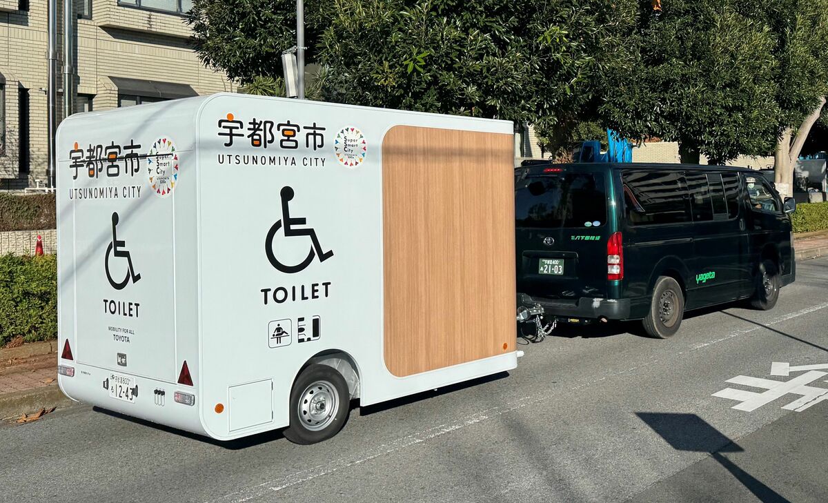 宇都宮市のトイレカー（市提供）