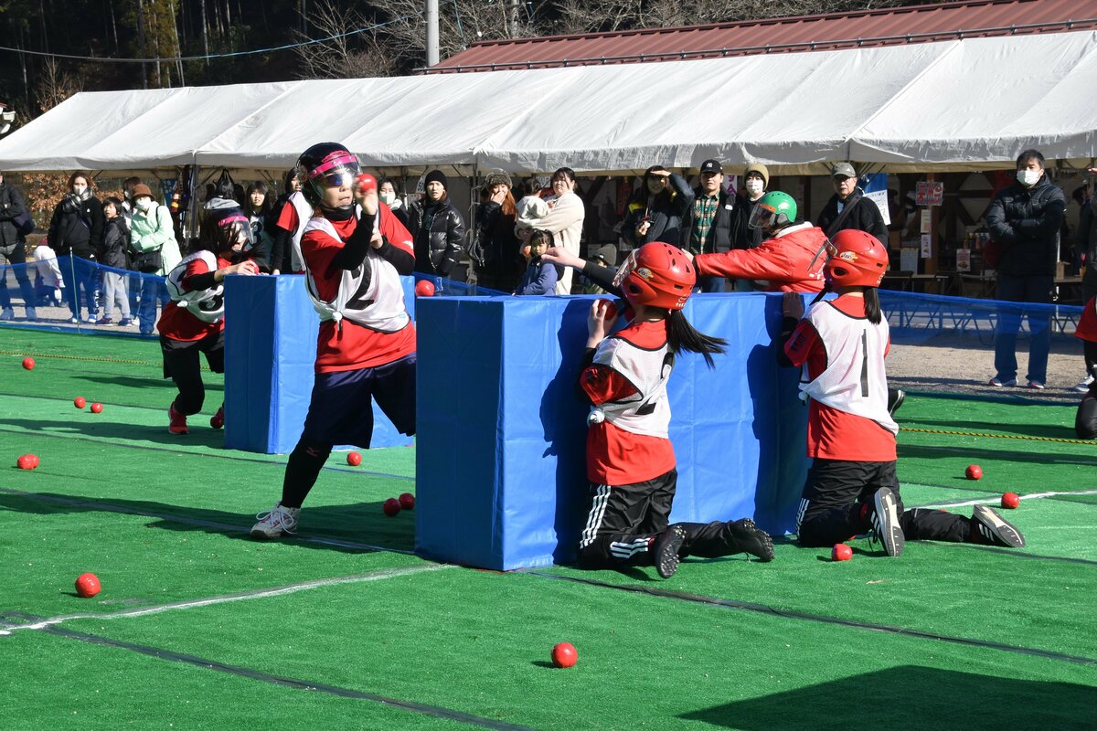 県雪合戦大会で白熱した戦いを繰り広げる出場者（25日）