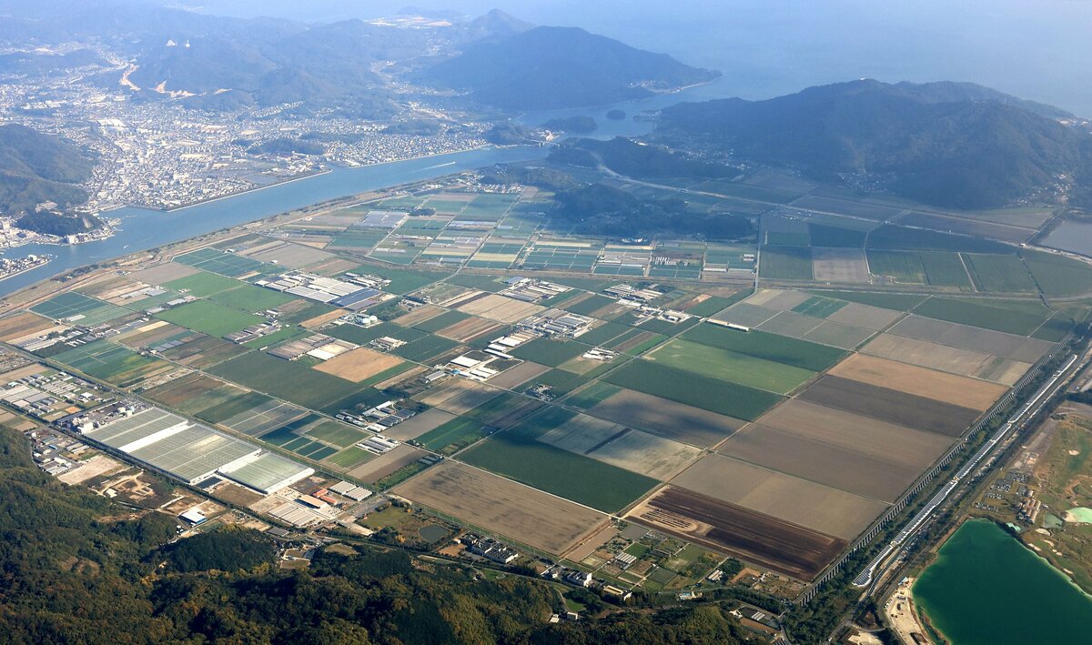 大規模な畑や牛舎が広がる笠岡湾干拓地。道の駅など観光スポットも点在する（撮影・大川万優）