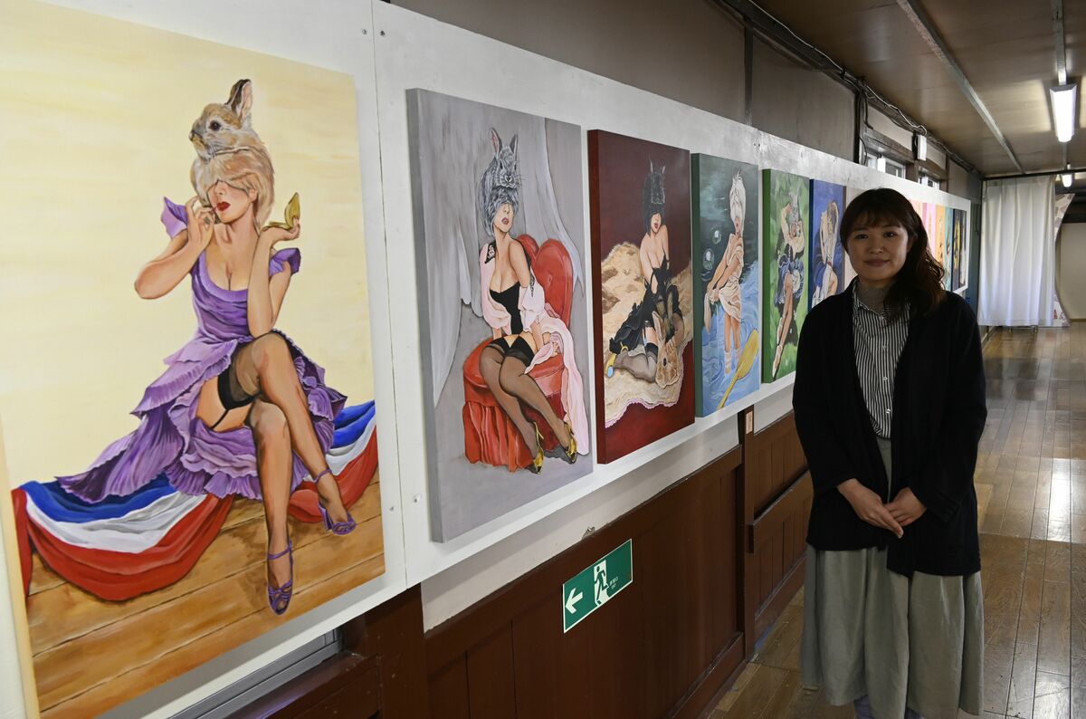 自作の絵画作品と秋山さん