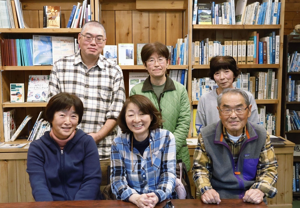 「ネイチャー研究会inむかわ」のメンバーら。前列中央が小山内恵子会長、後列左が会員の奥野泰崇さん＝2024年11月、北海道苫小牧市