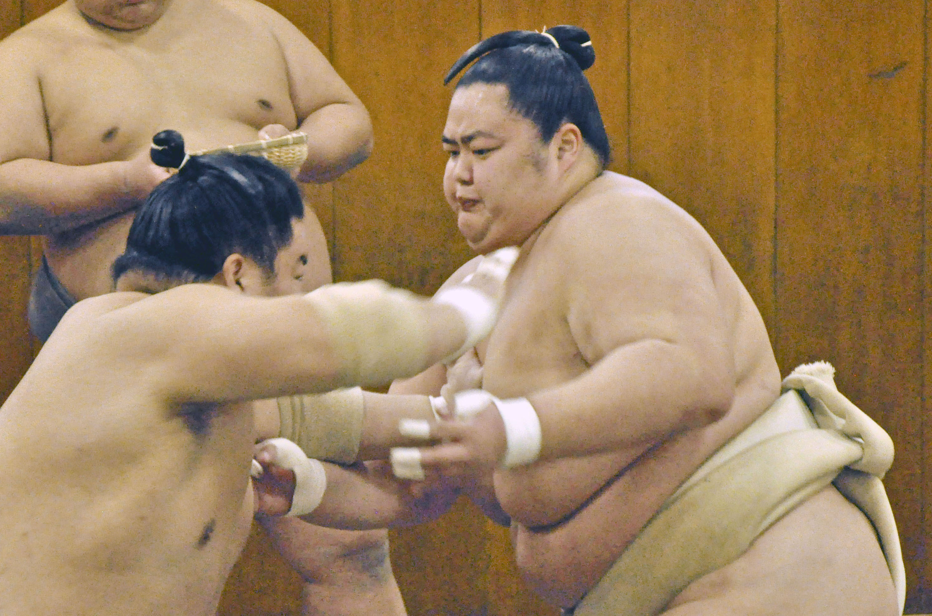 時津風部屋に出稽古し、大栄翔（左）と相撲を取る琴桜＝東京都墨田区