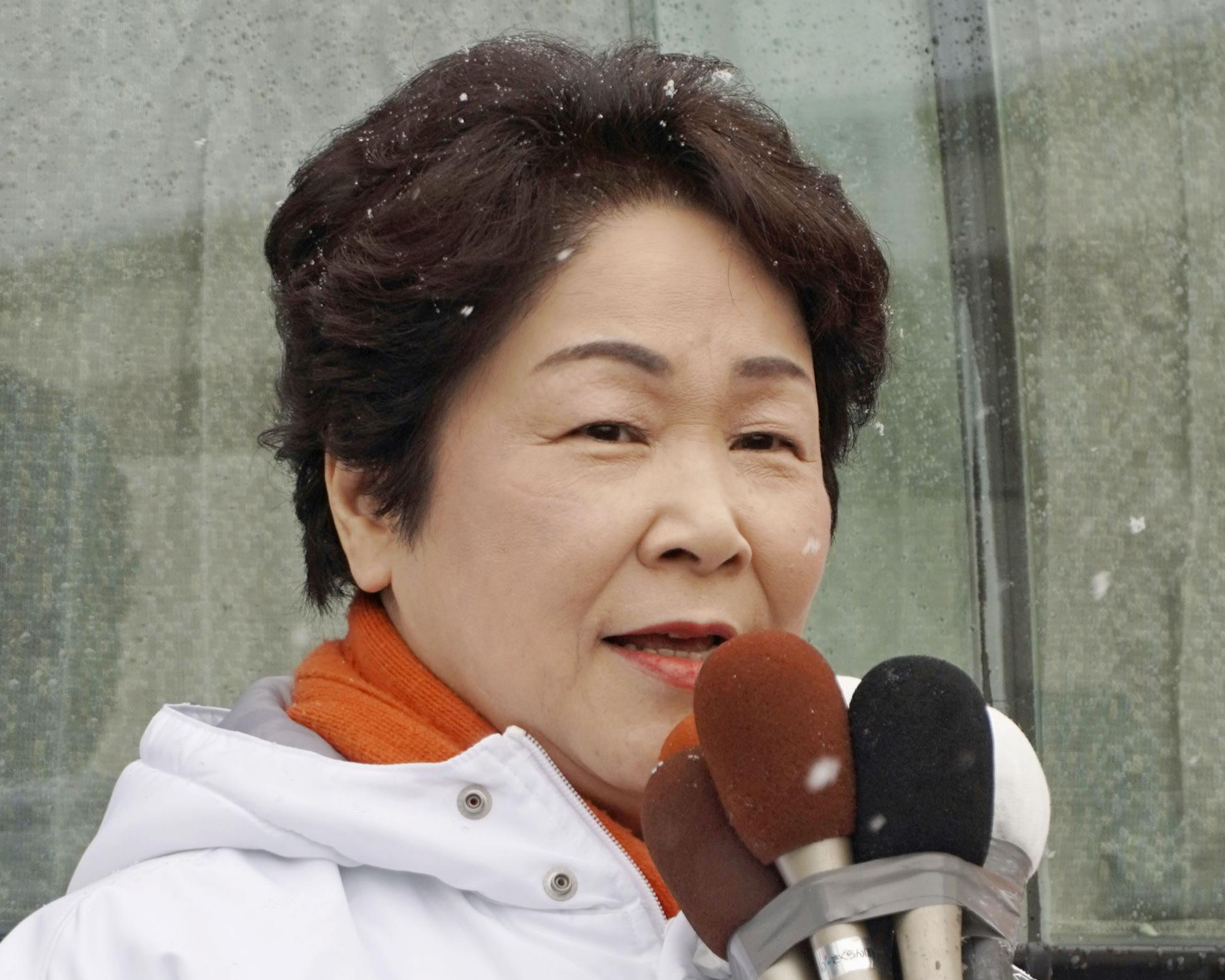 山形県知事選が告示され、第一声を上げる吉村美栄子氏＝9日午前、山形市