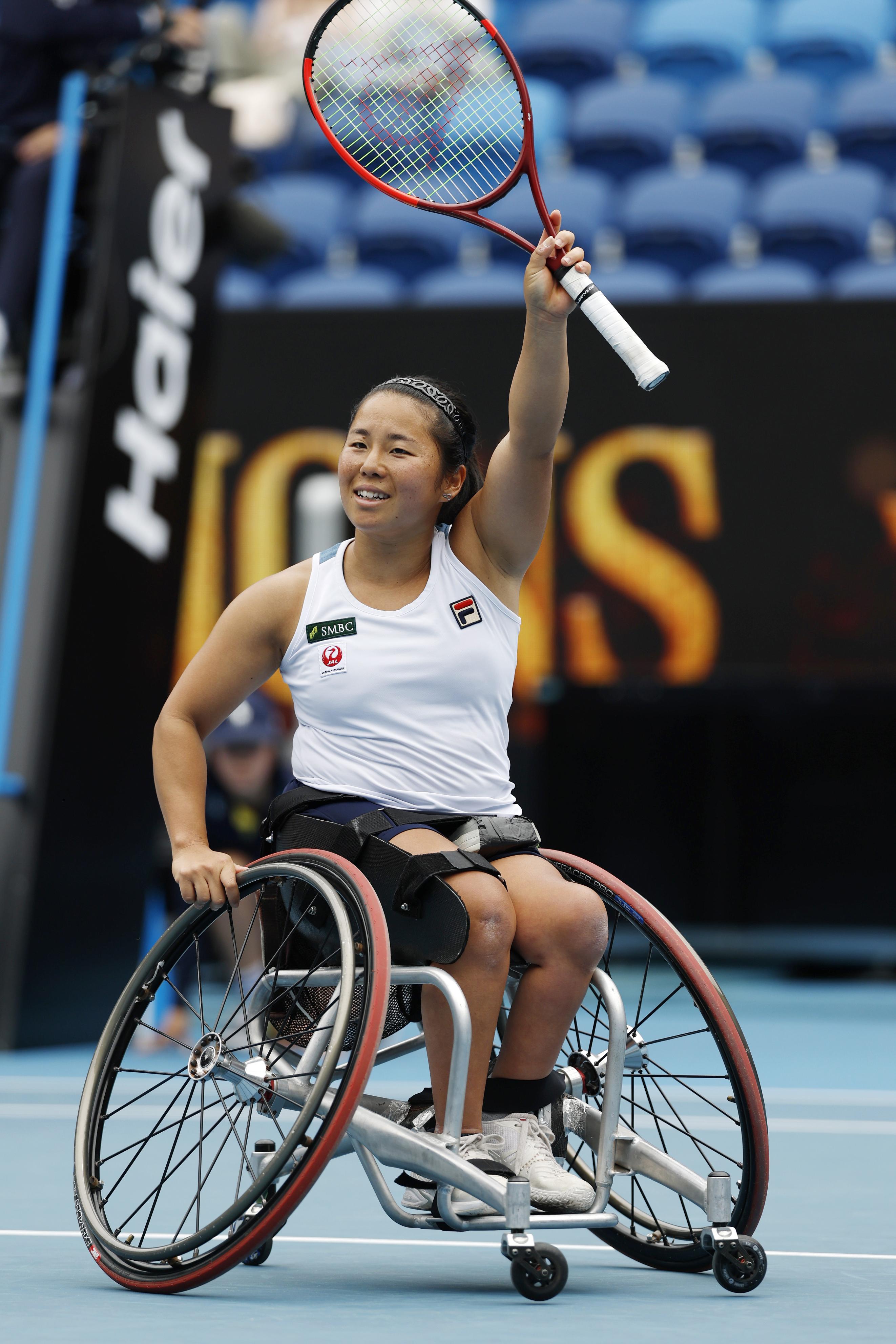 車いすの部女子シングルス準決勝で勝利し、歓声に応える上地結衣＝メルボルン（共同）