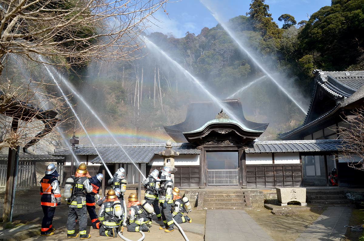 国宝の円覚寺舎利殿で行われた消火訓練＝２３日、鎌倉市山ノ内