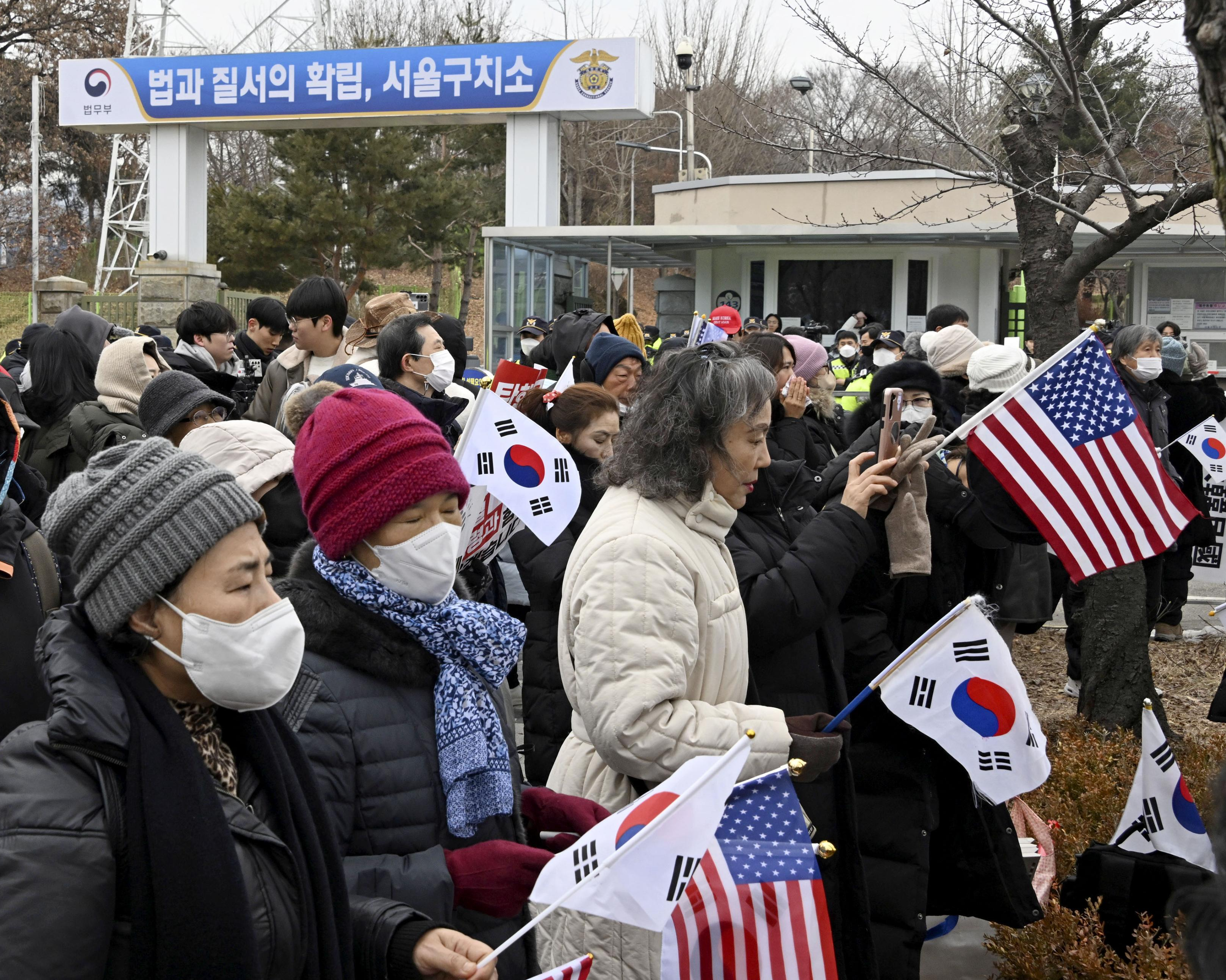 韓国の尹錫悦大統領が収容されたソウル拘置所前で、尹氏の支持を訴える集会に参加する人々＝16日、ソウル郊外（共同）