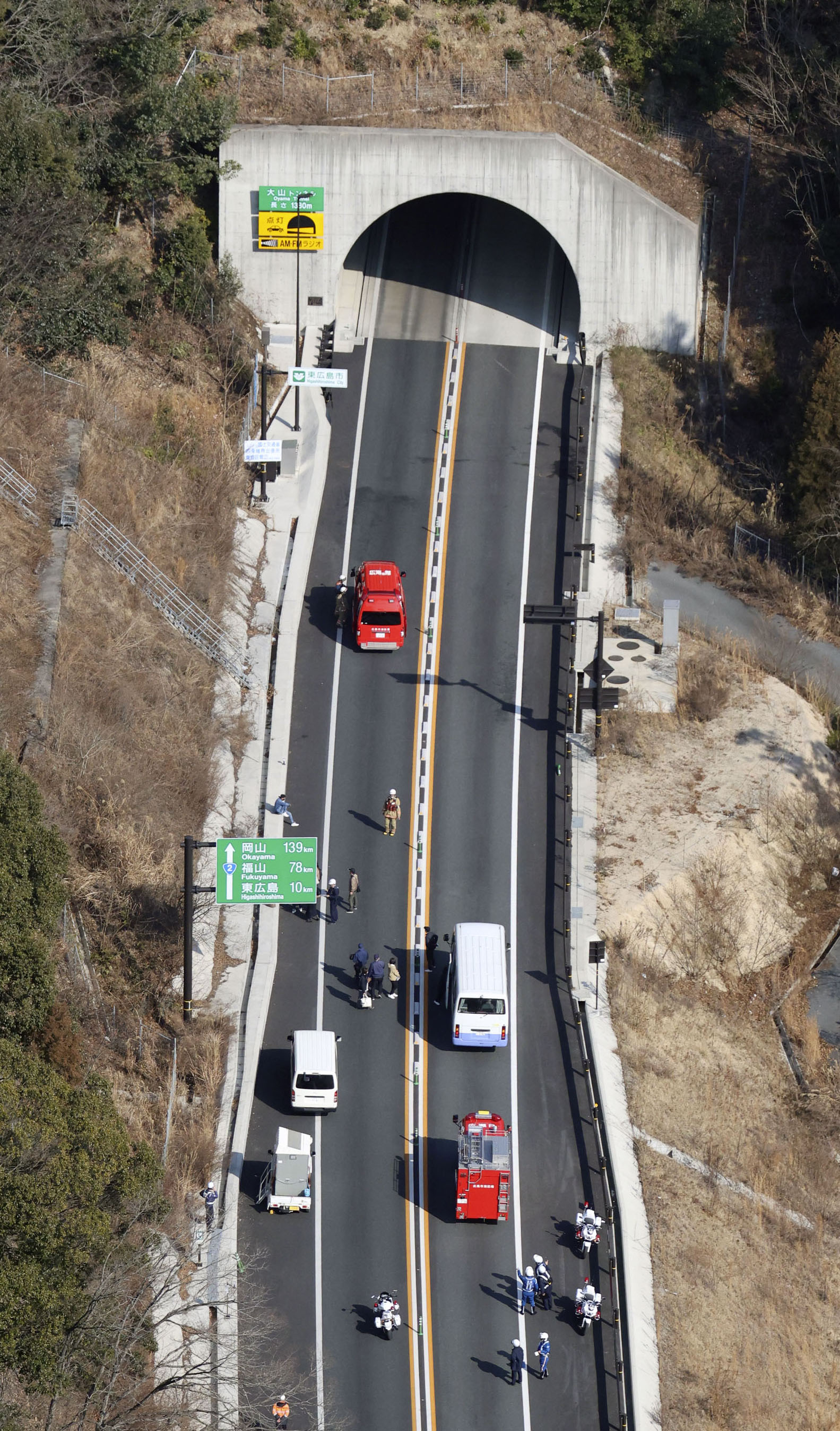 車両火災があった広島県の国道2号東広島バイパス大山トンネル付近＝23日午後1時29分（共同通信社ヘリから）