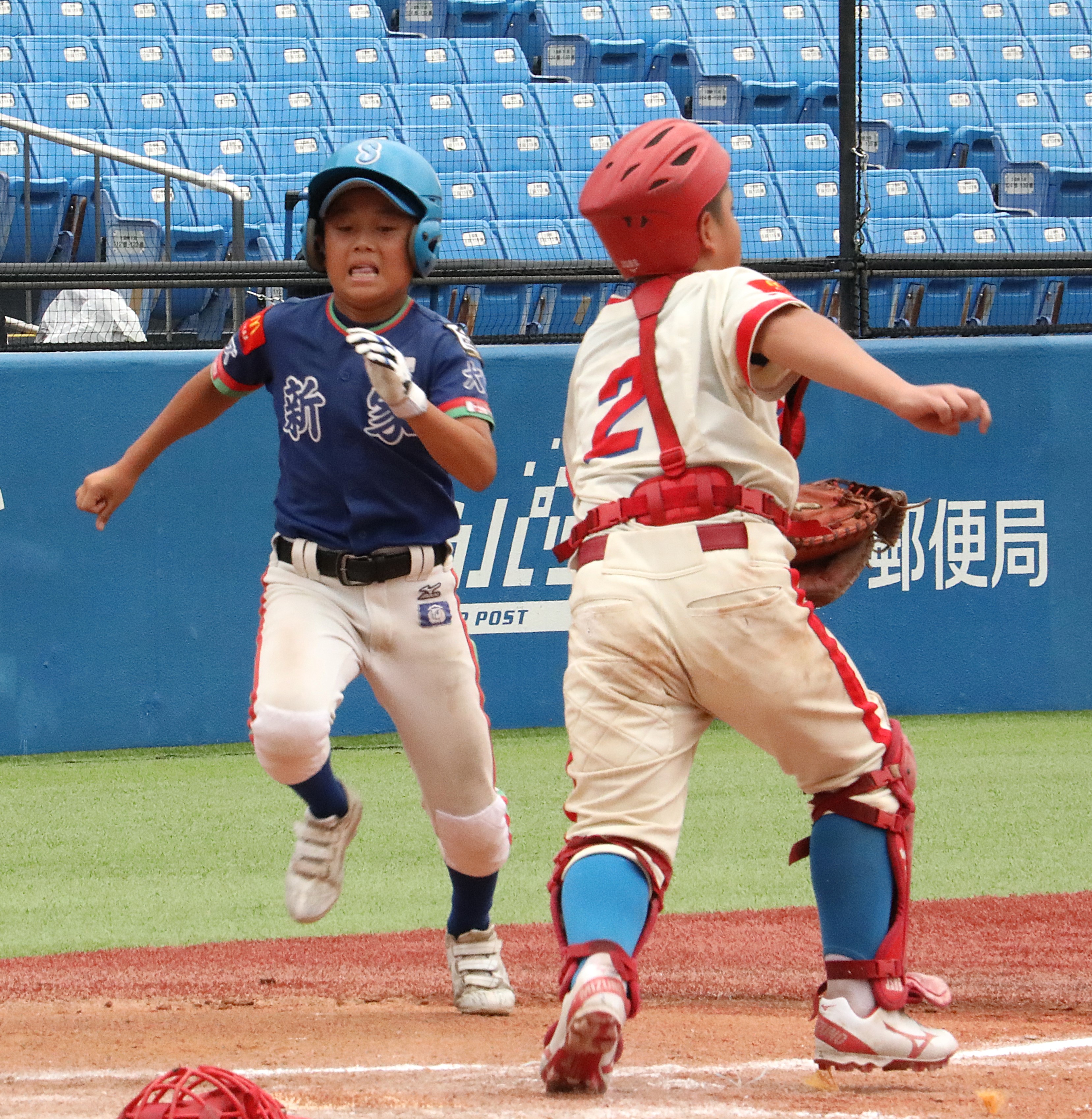 三回、2点目のホームを踏む新家スターズの藤田凰（22日、神宮球場＝野村春輝撮影）