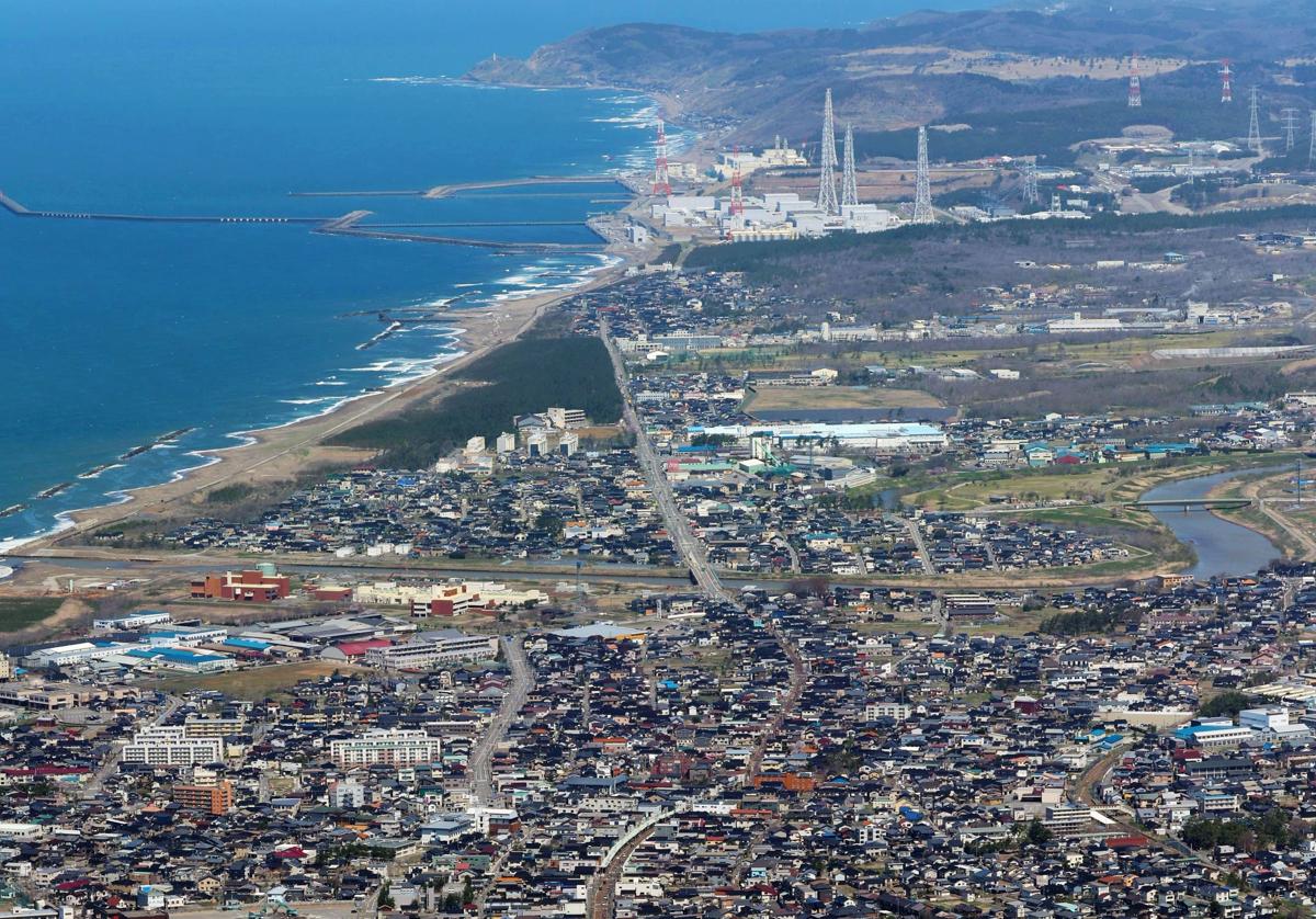 柏崎市の市街地と柏崎刈羽原発