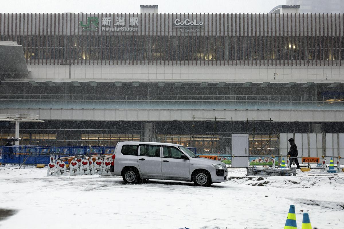 雪が積もったＪＲ新潟駅前＝１月８日午後、新潟市