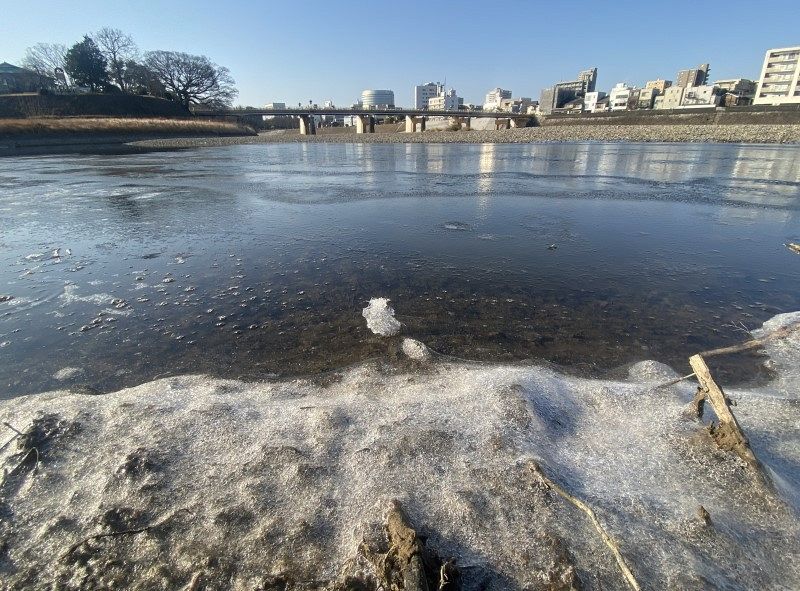 厳しい寒さで氷が張った旭川＝７日午前８時５５分、岡山市中区浜