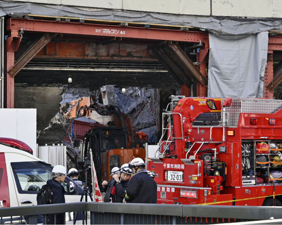 天井崩落があった建物解体工事現場＝9日午後0時4分、千葉市中央区