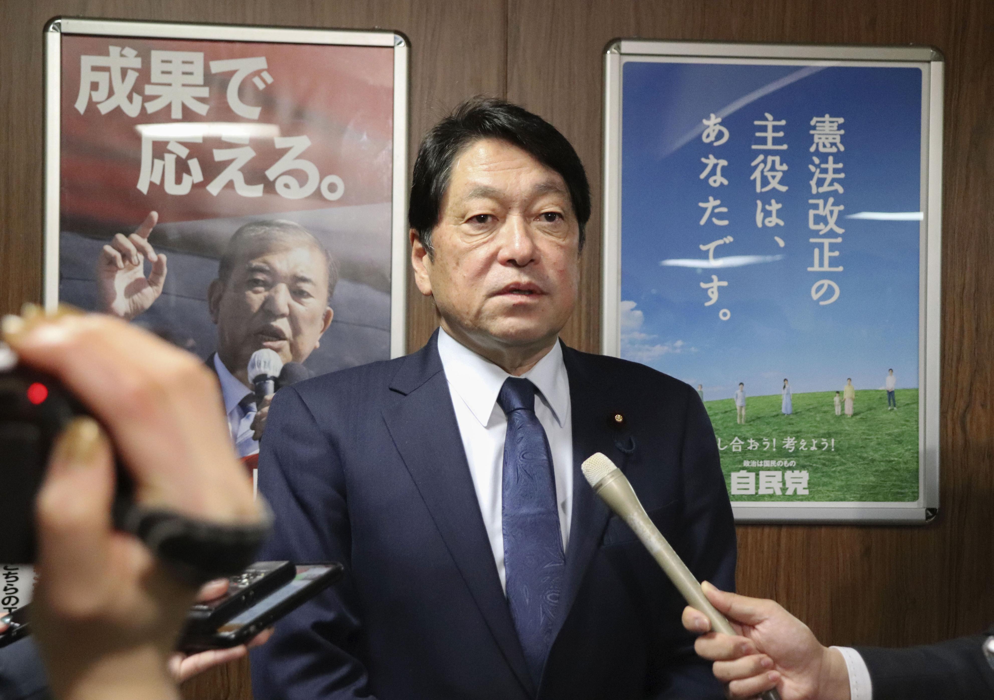 記者団の取材に応じる自民党の小野寺政調会長＝16日午前、東京・永田町の自民党本部