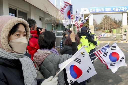 韓国の尹錫悦大統領が収容されているソウル拘置所前に集まった支持者ら＝２２日、京畿道義王市（聯合＝共同）