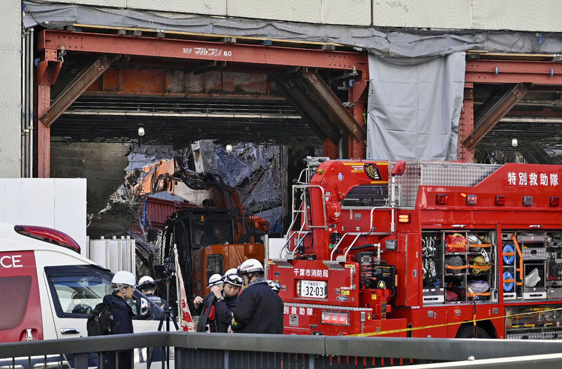 天井崩落があった建物解体工事現場＝9日午後0時4分、千葉市中央区