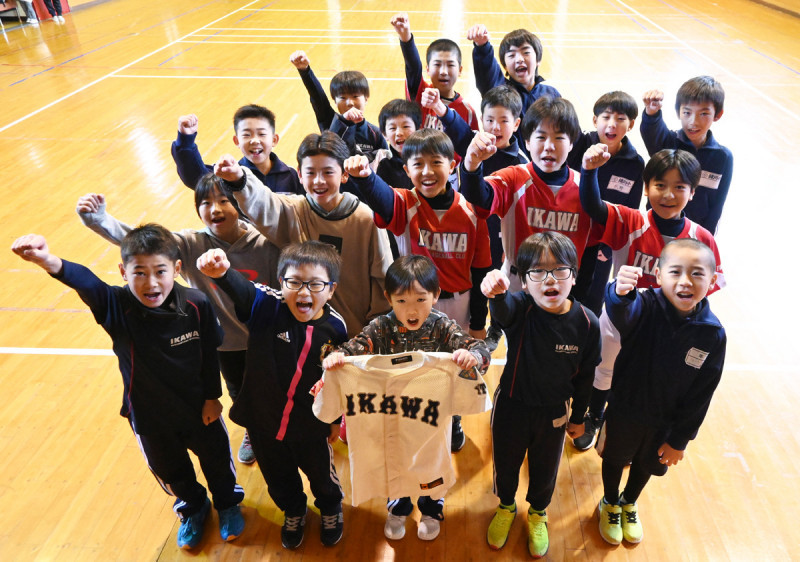 「朗希投手頑張れ」とエールを送る猪川野球クラブの選手。ドジャースと契約合意し、大谷翔平選手との活躍に期待が高まる＝１８日、大船渡市猪川町