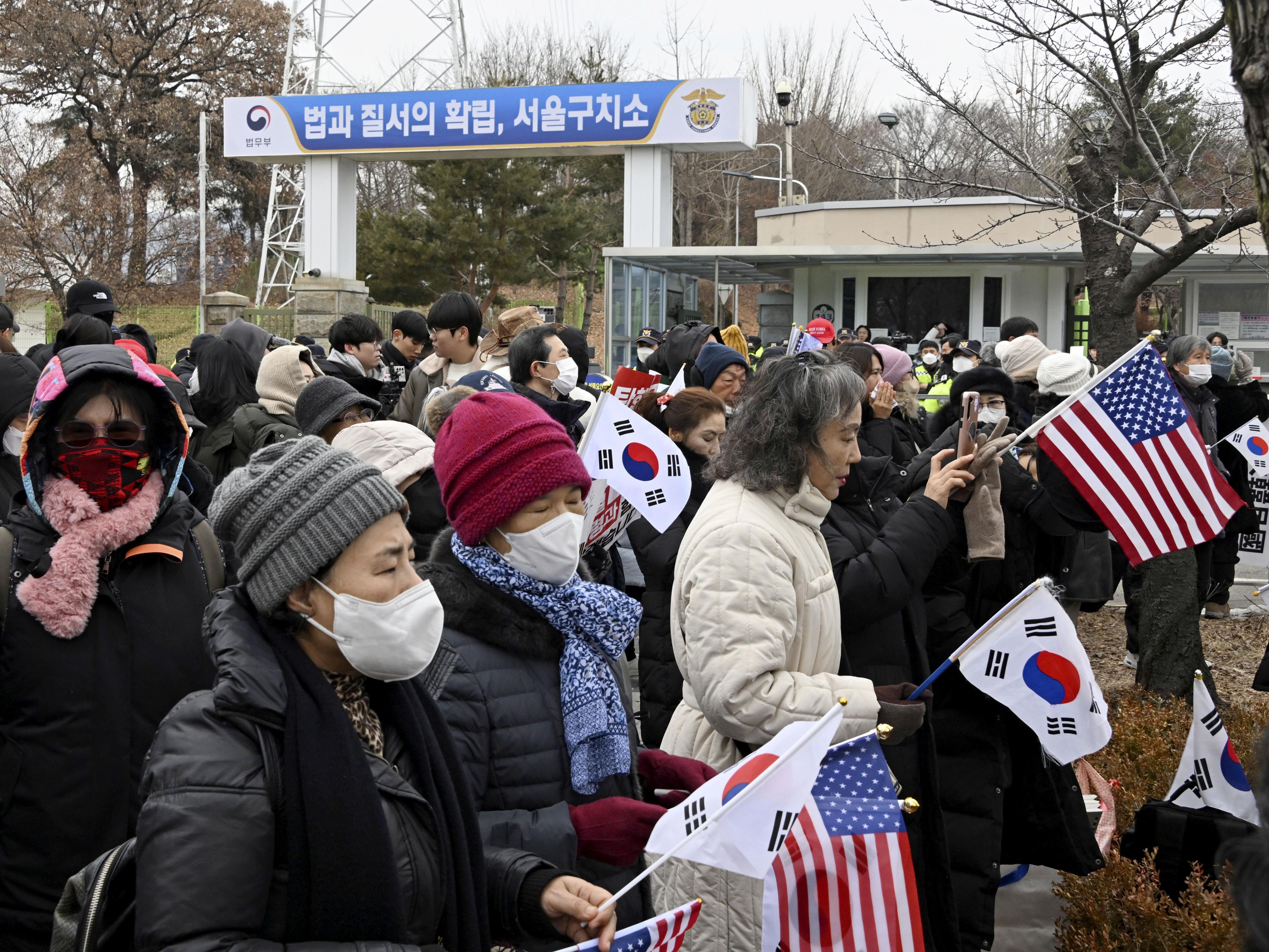 韓国の尹錫悦大統領が収容されたソウル拘置所前で、尹氏の支持を訴える集会に参加する人々＝16日、ソウル郊外（共同）