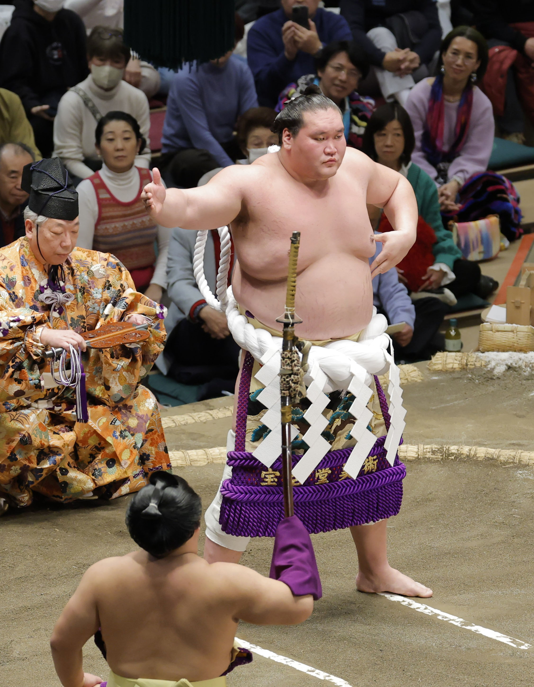 大相撲初場所4日目、土俵入りを披露する照ノ富士＝15日、両国国技館