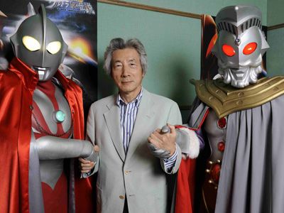 小泉純一郎元総理と声を演じたウルトラマンキング（写真向かって右）